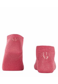 Rosa Socken mit gerippter Textur, die offenes Strickmuster und eine abgerundete Form aufweisen. Die Knöchelhöhe ergänzt legere Schuhe.