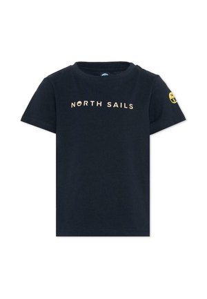 Camiseta negra de manga corta con texto beige "NORTH SAILS" en el frente y un pequeño logo circular amarillo en la manga izquierda.