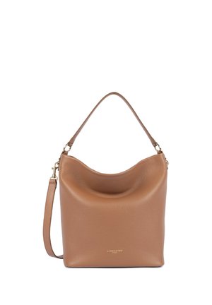 Sac seau en cuir marron avec une poignée supérieure unique et une bandoulière latérale réglable, doté de ferrures dorées et d'un petit logo à l'avant.