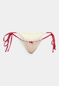 Μαγιό σε κόκκινο και λευκό πουά, με κορδόνια στο πλάι, διαθέτει λεία υφή και καμπυλωτό σχήμα, ιδανικό για μαγιό.