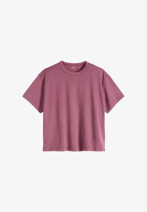 T-shirt à manches courtes en mauve doux, fabriqué en coton. Il présente un col rond, une coupe décontractée et un design simple sans ornements.