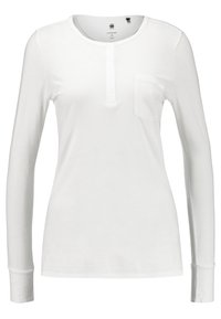 Vit långärmad skjorta i mjukt material, med rund halsringning, knappstängning och en liten ficka på bröstet.