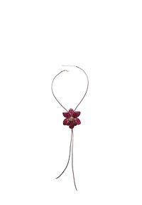 Collana con pendente floreale rosso a sei petali, montata su un cordino marrone con estremità regolabili e particolare chiusura in tono dorato.
