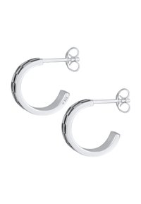 Sølv hoop øreringe med en glat finish, der har en tekstureret sort sektion og en bageste lukning. Mærket med 925, der angiver sterlingsølv.