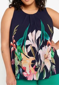 Navy ärmlös topp med blommönster i rosa, orange och gröna blommor; plisseringar vid halsringningen; lättviktsmaterial; lös passform.