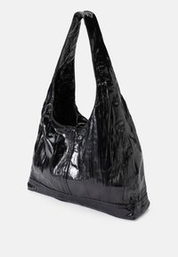 Μαύρη, γυαλιστερή τσάντα hobo με χαλαρή σχεδίαση. Φτιαγμέν�η από υλικό με υφή, διαθέτει μεγάλη άνοιξη και φαρδιές, μαλακές ιμάντες ώμου.