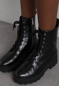 MICHAEL Michael Kors BLAKE BOOTIE - Stivaletti stringati - black