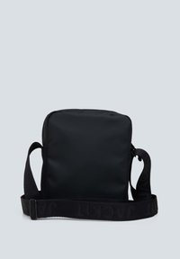 Sort crossbody taske lavet af glat materiale, med rektangulær form, lynlåslukning og bred justerbar rem med tekstlogo.