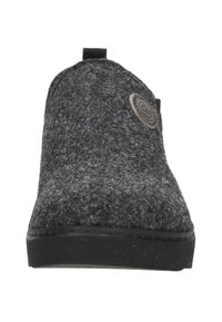 Grijze instapschoen met een low black rubberen zool, ronde neus en een metalen logo-schijf aan de zijkant. Geprofileerde buitenkant met een gladde afwerking.