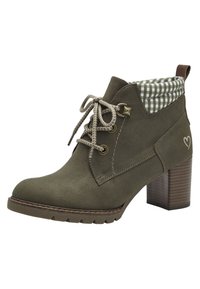 Zielone zamszowe botki za kostkę z wzmocnioną podszewką w kratę, sznurowane z przodu z teksturowanymi sznurówkami oraz brązowym, warstwowym obcasem. Detal w kształcie serca po boku.