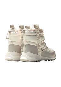 Białe ocieplane botki za kostkę z teksturowanym wierzchem, elastycznym sznurkiem oraz wyraźnym, markowym paskiem. Posiadają masywną podeszwę z dobrą przyczepnością.