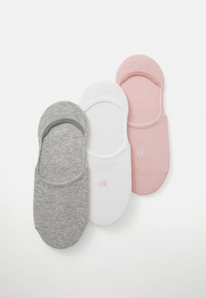 Três meias de tornozelo sem vista nas cores cinza, branco e rosa, dispostas planas, cada uma com um pequeno logótipo "ck" na área do dedo do pé.