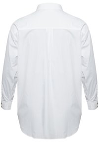 Camisa blanca de manga larga con cuello clásico, puños con botones, textura suave y dobladillo redondeado, sin patrones ni adornos visibles.