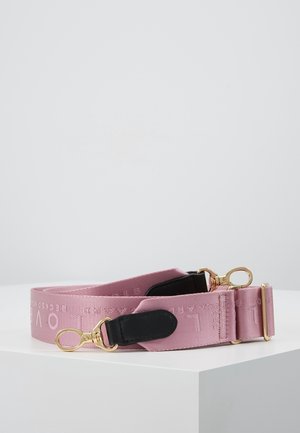 Roze verstelbare stoffen tasriem met goudkleurige draaibare haken en zwarte leren accenten, plat gelegd op een witte ondergrond.