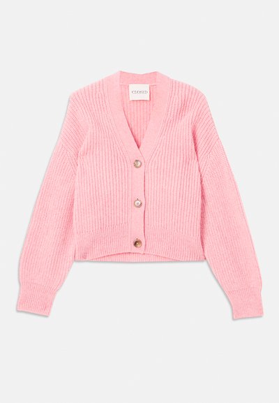 Cardigã rosa com relevo, mangas longas, decote em V e três botões de madeira na frente. Textura suave e design cropped.