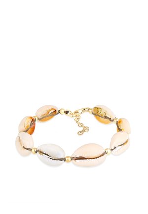 Kaurio kriauklių apyrankė su auksinėmis detalėmis, pakaitomis baltomis ir oranžinėmis kriauklėmis, su sujungtu dizainu ir reguliuojamu grandinėlės uždarymu.