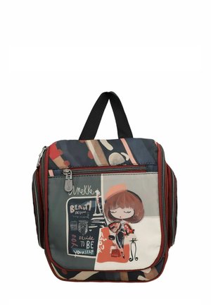 Bunte Tasche mit einem Cartoon-Design, das ein Mädchen zeigt, mehreren Reißverschlussfächern, einem schwarzen Griff und einer Kombination aus verschiedenen Stoffmustern.
