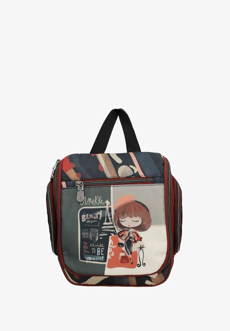 Kleurige rugzak met een cartoonontwerp van een meisje, meerdere ritscompartimenten, een zwarte handgreep en een mix van stoffenpatronen.