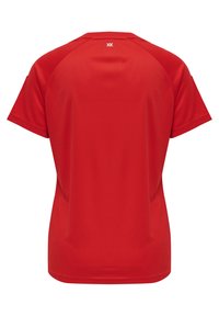 Röd atletisk t-shirt, korta ärmar, rund halsringning, slät textur, lätt tyg, med logodetalj vid bakre nackområdet.