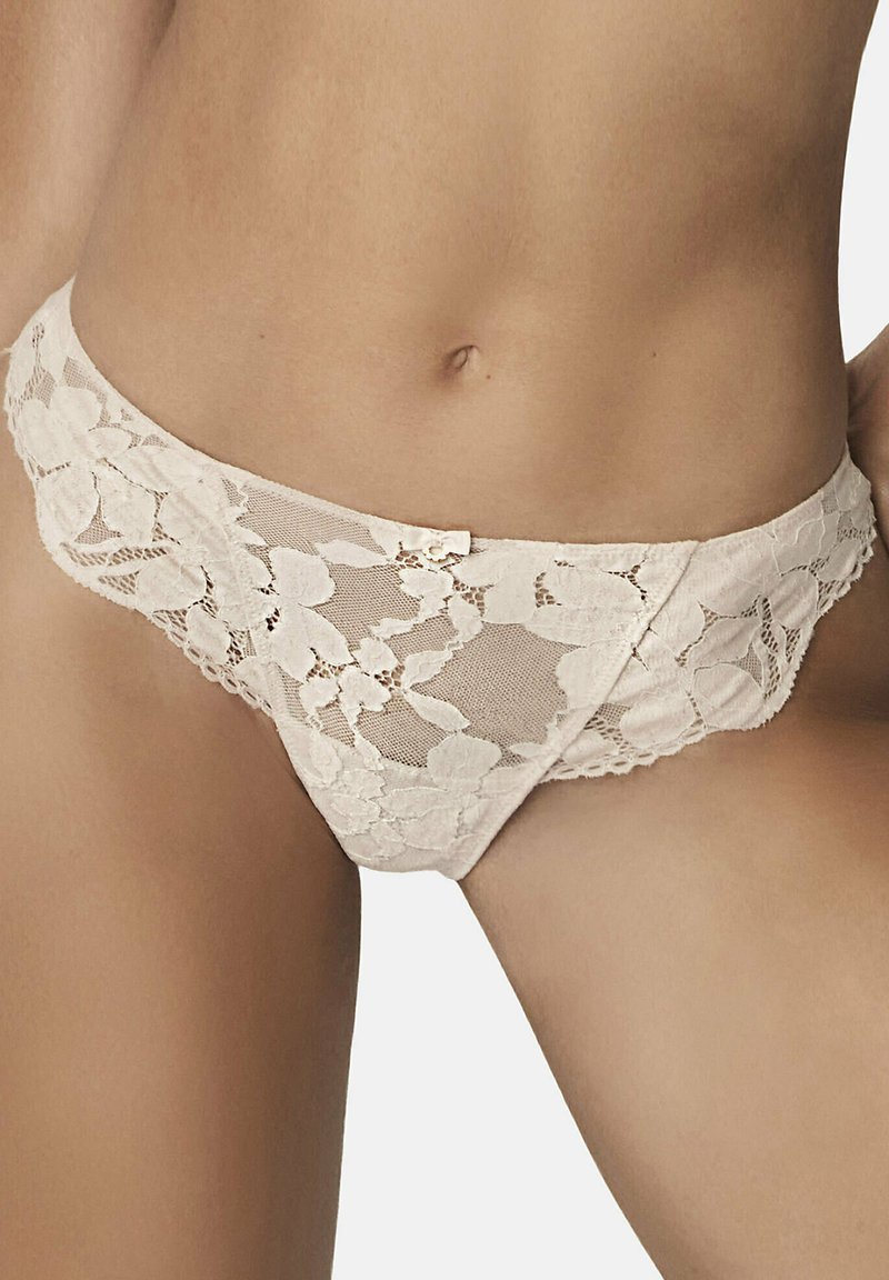 Lace ondergoed in nude kleur met een bloemmotief, zachte textuur en een geschulpt randje. Inclusief een kleine labelaccent aan de voorkant.