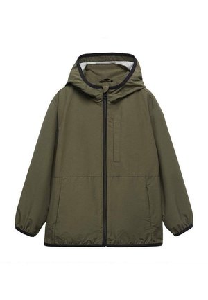 Chaqueta de color verde oliva con capucha, cierre de cremallera, puños elásticos y dos bolsillos laterales. Tejido liso con un acabado ligeramente mate.