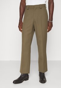 Olijfgroene op maat gemaakte broek met een rechte broekspijpd Design, riemlussen en een gladde textuur, gecombineerd met zwarte enkellaarsjes.