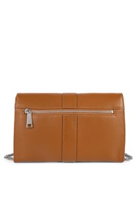 Borsa clutch in pelle marrone con una finitura testurizzata, caratterizzata da una tasca frontale con zip, un design a pannelli sottile e una tracolla in catena argentata.
