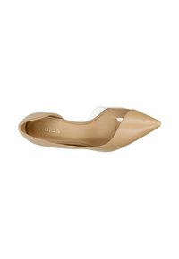 Ballerine plate beige à bout pointu avec une bride transparente et en cuir lisse, vue de dessus sur fond blanc.