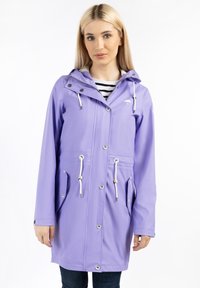 Impermeabil de culoare violet deschis, cu glugă, accente argintii, două buzunare frontale, șnururi reglabile și o textură netedă, rezistentă la apă.