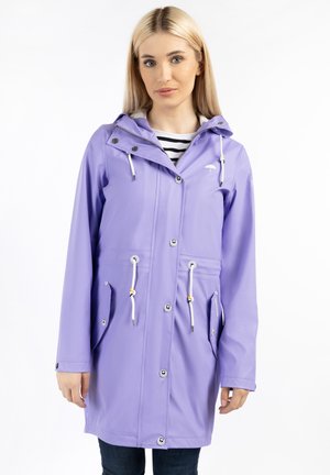 Impermeabil de culoare violet deschis, cu glugă, accente argintii, două buzunare frontale, șnururi reglabile și o textură netedă, rezistentă la apă.