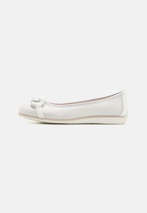 Ballerines en mesh blanc avec un accent noué à l'orteil, présentant une forme arrondie et une semelle flexible avec une semelle extérieure texturée pour l'adhérence.