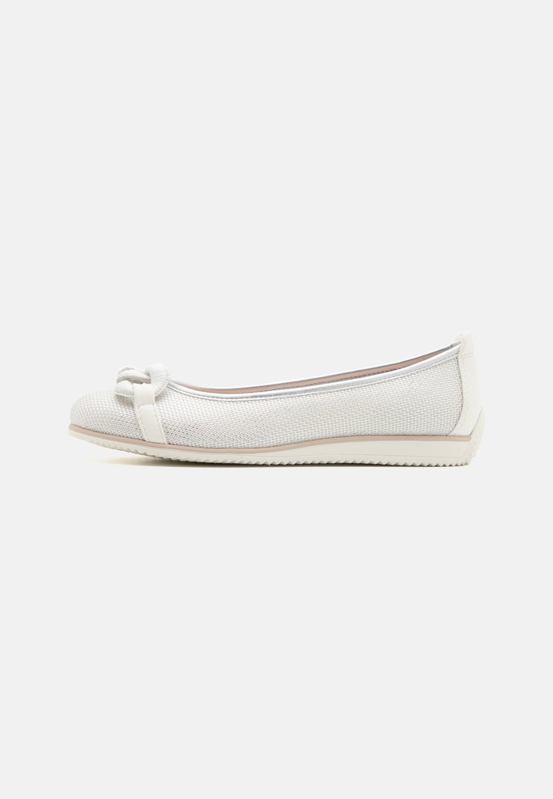 Ballerines en mesh blanc avec un accent noué à l'orteil, présentant une forme arrondie et une semelle flexible avec une semelle extérieure texturée pour l'adhérence.