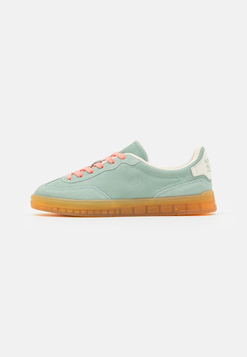 Wildledersneaker in hellem Mintgrün mit pinken Schnürsenkeln. Verfügt über eine transparente orangefarbene Sohle und eine cremefarbene Zunge für zusätzlichen Komfort.
