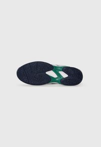 Semelle de chaussure avec un motif texturé, présentant un extérieur bleu marine foncé et des accents verts. Utilise un design en matériau flexible pour une meilleure traction.
