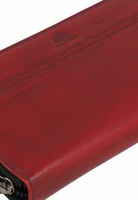 Portafoglio in pelle rossa con una texture liscia, dotato di una cerniera e dettagli cuciti lungo i bordi. Design minimalista senza ulteriori motivi.