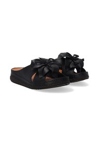 Zwarte leren slipper sandalen met twee grote strikken aan de voorkant, open teen ontwerp en een gestructureerde bruine zool.