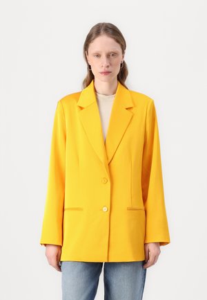 Gul blazer med en strukturert design, enkelt knappelukking og frontlommer. Laget av glatt stoff med en skreddersydd passform og notcheslag.