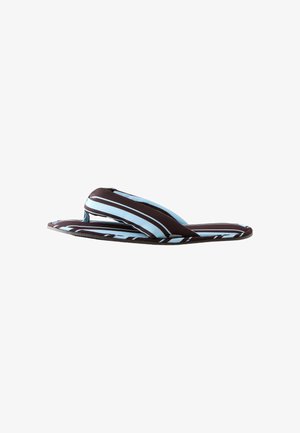 Brun og lyseblå stribet polstret flip-flop sandal med polstret sål og brede stropper af stof på hvid baggrund.