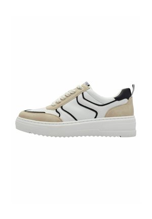 Sneaker bianca con inserti in suede beige e dettagli neri, dotata di una suola spessa bianca, punta arrotondata e dettagli testurizzati. Sei occhielli per i lacci.