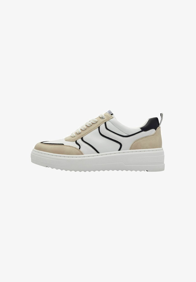 Fehér sneaker bézs nubuk bőr és fekete részletekkel, robusztus fehér talppal, lekerekített orral és texturált kidolgozással. Hat fűzőlyuk.