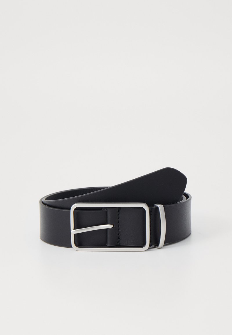 Cinturón de cuero negro con una textura suave, que presenta una hebilla rectangular de plata y un diseño clásico, adecuado para varias prendas.