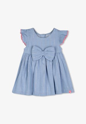 Vestito blu con maniche corte arricciate, un grande fiocco frontale e strisce argentate. Presenta dettagli rosa smerlati sulle maniche.