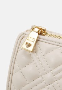 Love Moschino QUILTED BAG - Τσάντα χειρός - avorio