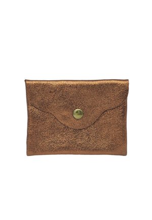 Petite pochette rectangulaire en cuir métallique bronze avec une fermeture par bouton-pression en laiton sur le rabat avant.