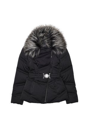 Giacca a vento nera con cappuccio in pelliccia sintetica, vita con cintura e fibbia circolare decorativa, e texture trapuntata. Chiusura con zip e doppie tasche.