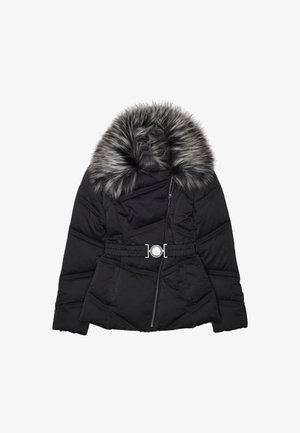 Giacca a vento nera con cappuccio in pelliccia sintetica, vita con cintura e fibbia circolare decorativa, e texture trapuntata. Chiusura con zip e doppie tasche.