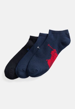 Tres pares de calcetines tobilleros: negros, azul oscuro con logo rojo y azul marino con logo azul. Todos son de mezcla de algodón con una textura suave.