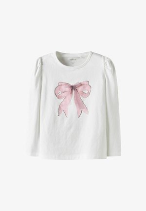 Biała, długosleeve dziecięca koszula z marszczonymi detalami na ramionach i dużą różową wstążką graficzną na środku przodu.