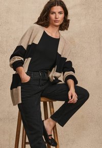 Next REGULAR FIT - Cardigan - black and camel brown stripe