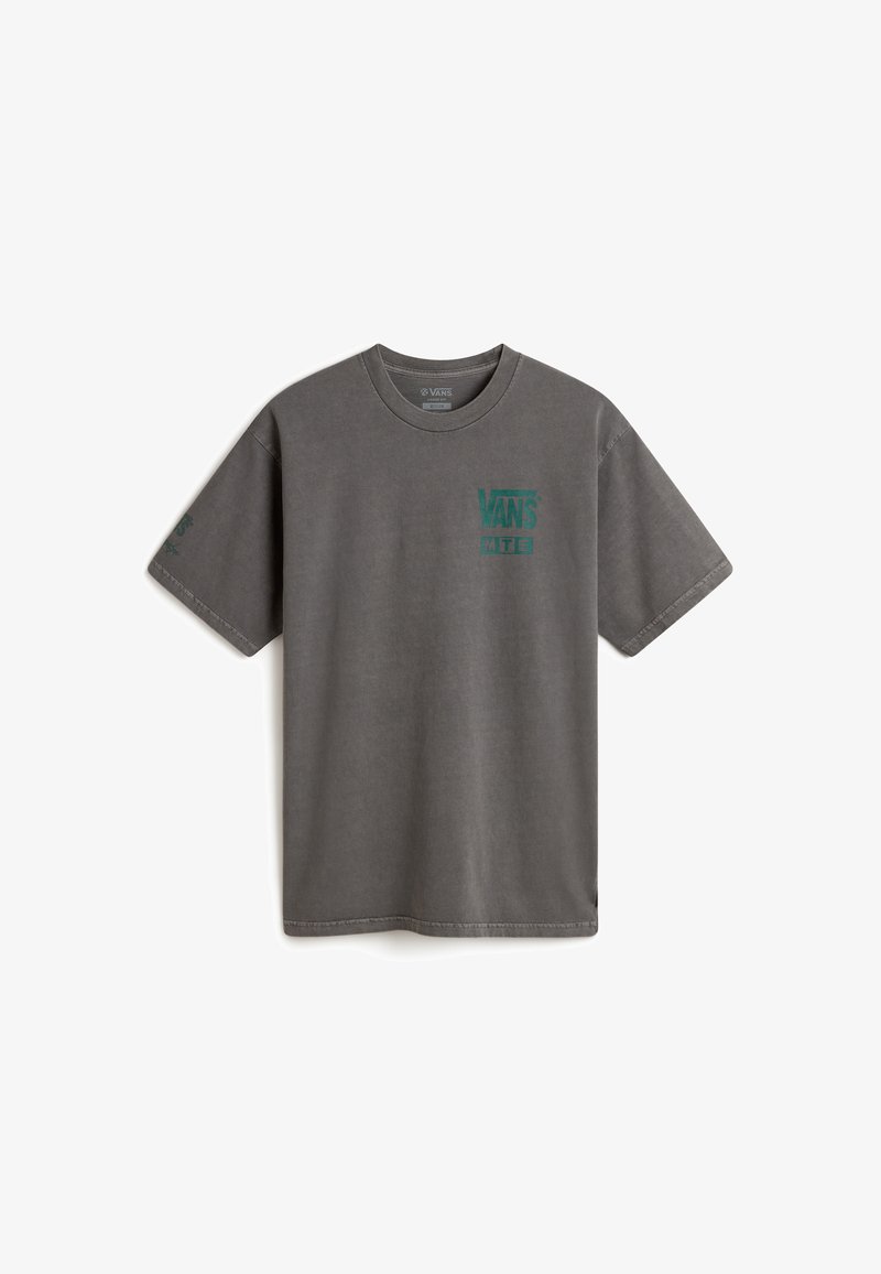 Camiseta de algodón gris con cuello redondo, mangas cortas y un sutil logo verde de "VANS" en el frente y la manga. Textura suave.